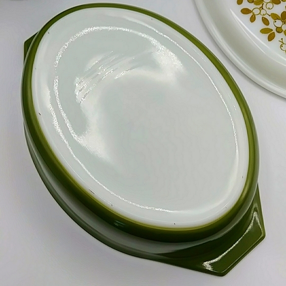 Pyrex Verde 2.5 Qt Casserole with lid. Vintage 60s & 70s in Avocado Green - Picture 4 of 12